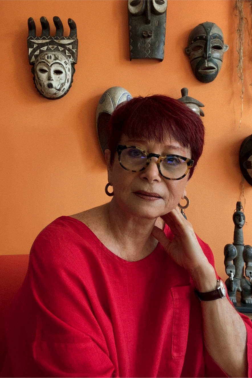 Na sala de sua casa, Julita olha para a c&acirc;mera