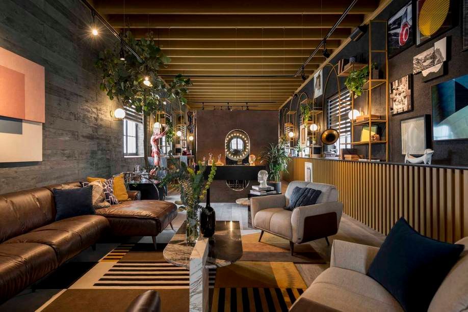 Sala decorada no estilo industrial