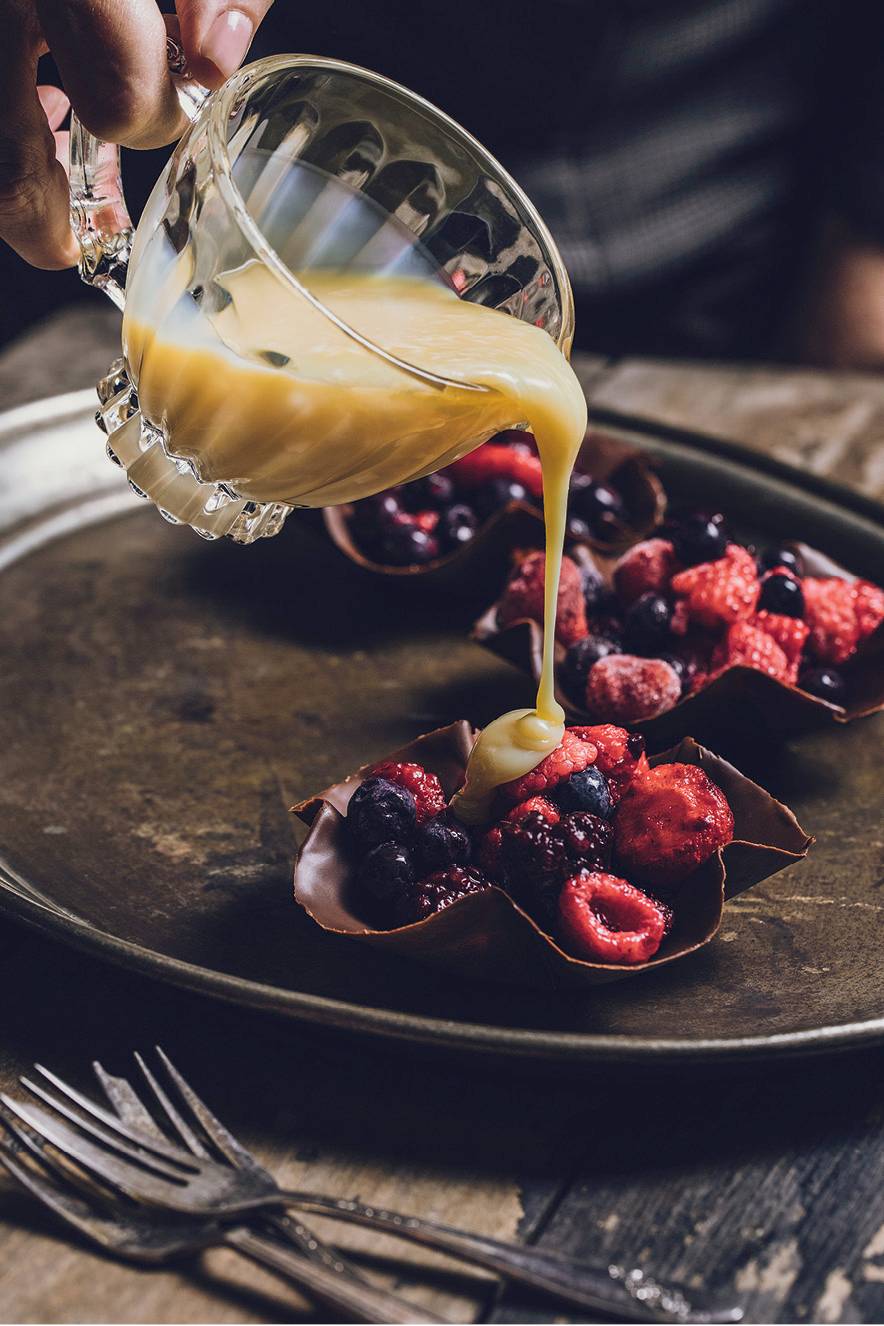 Contrasto de chocolate com frutas vermelhas