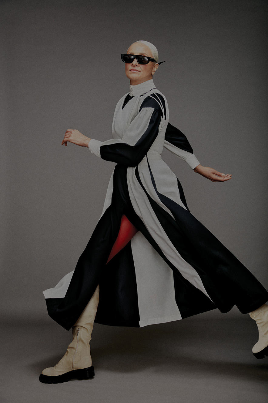 Modelo usando roupas oversized