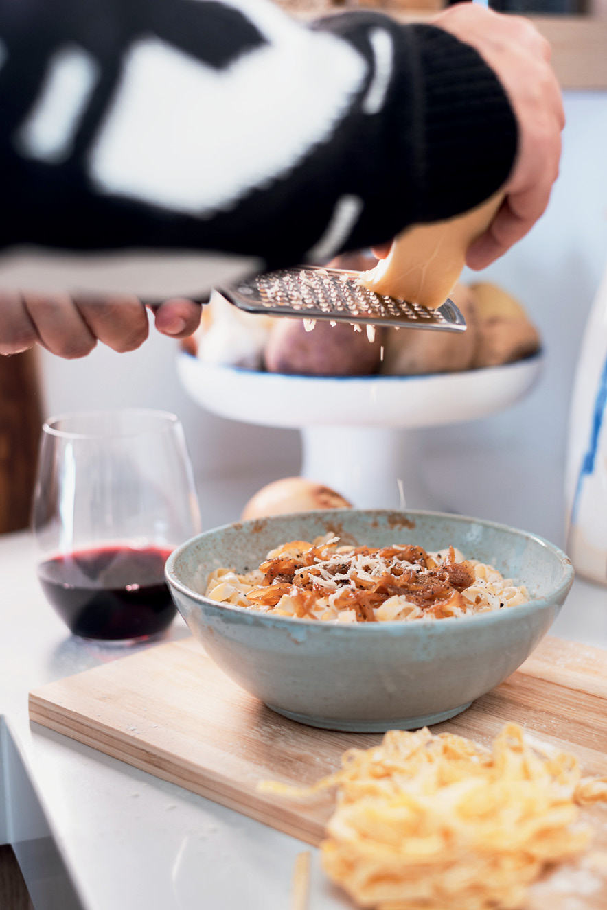 Tagliatelle com iogurte e cebola caramelizada