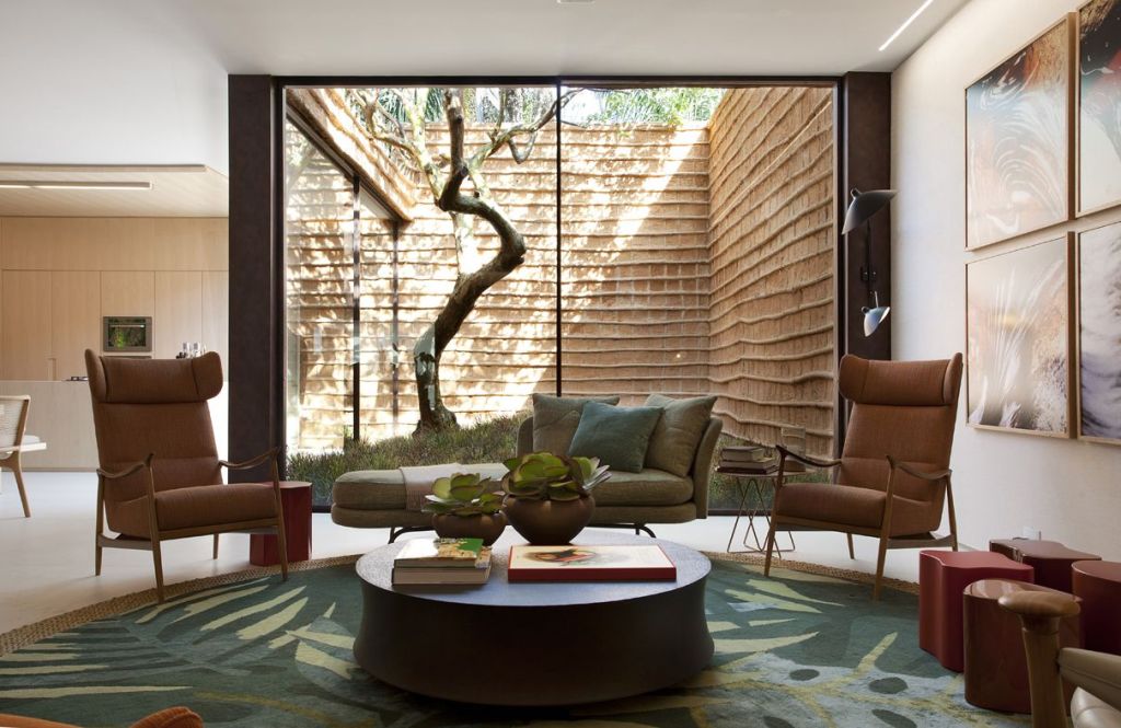 2- roberto-migotto-casacor-sao-paulo-2018-brasil-pau-a-pique-jardim-de-inverno Sala de estar com parede de pau a pique