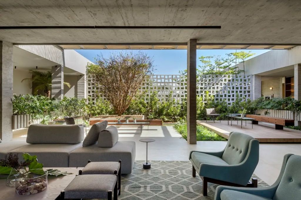 4- Débora Pinheiro – CASACOR Brasília -Jomar Bragança Sala com luz natural e sofás cinza