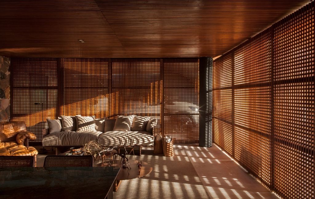 5- capa-mf-arquitetos-casa-recanto-do-colecionador-casacor-franca-2017-foto-felipe-araújo Ambiente com muxarabis de madeira