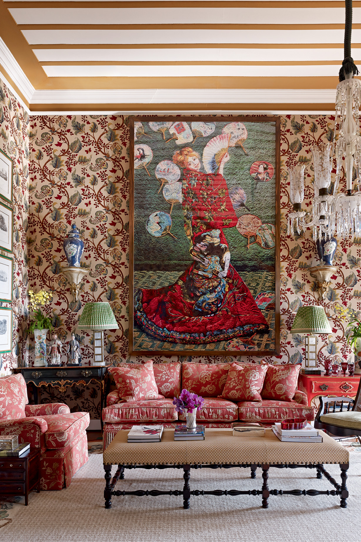 Sala com muitos itens antigos misturados a estampas e objetos modernos