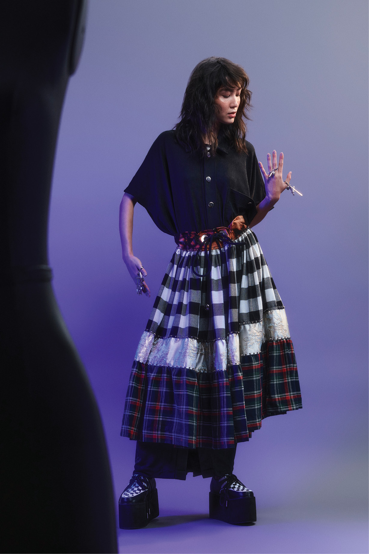 Chemise, saia, creepers e an&eacute;is, Martins.