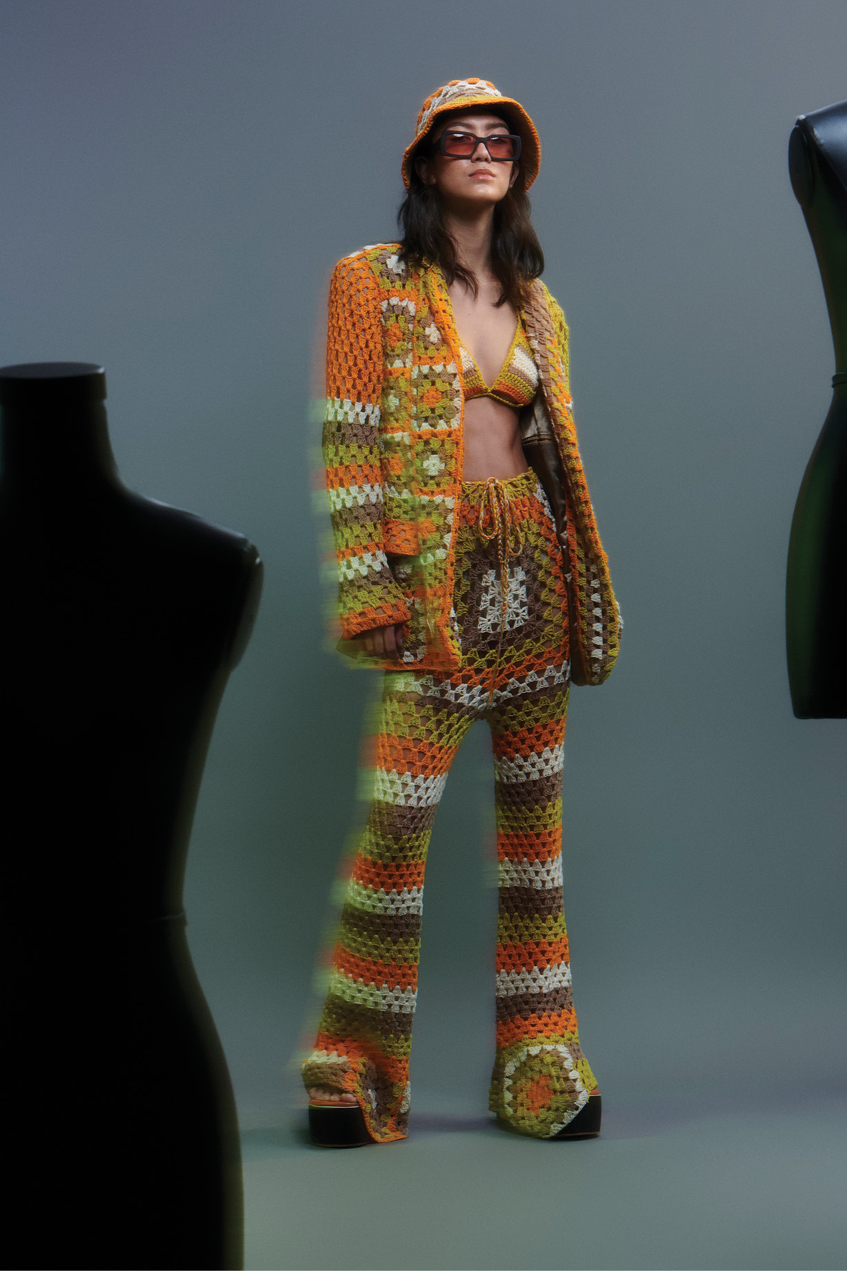 Blazer, top, cal&ccedil;a, sapatos, chap&eacute;u e &oacute;culos, Led.