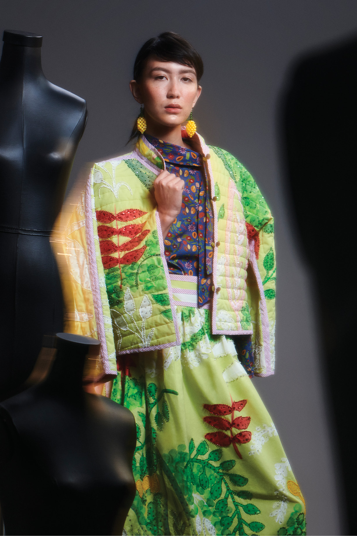 Blazer, camisa e saia, Isabela Capeto; brincos, Forever 21.