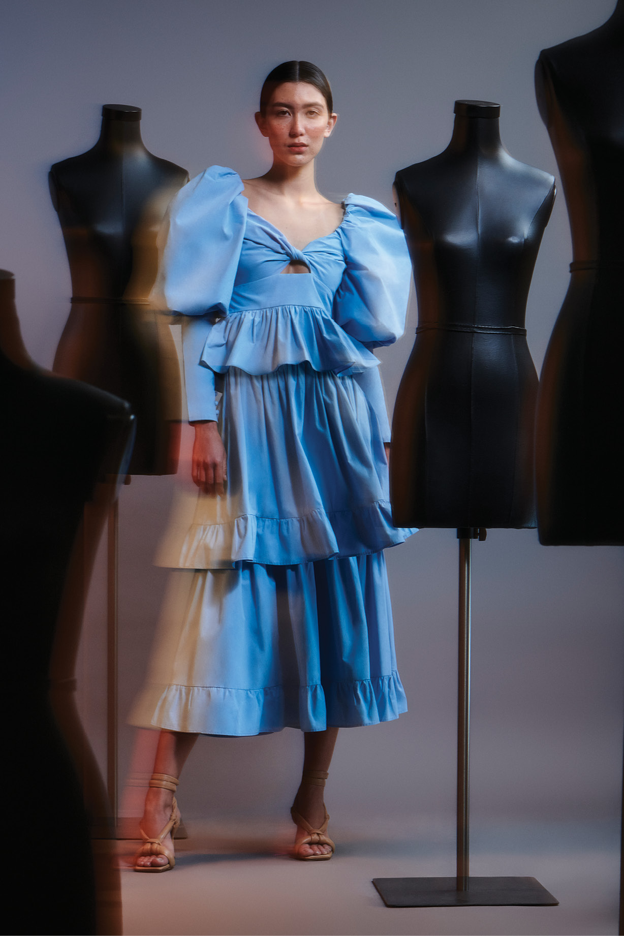 Top e saia, Carol Bassi; sand&aacute;lias, Arezzo.