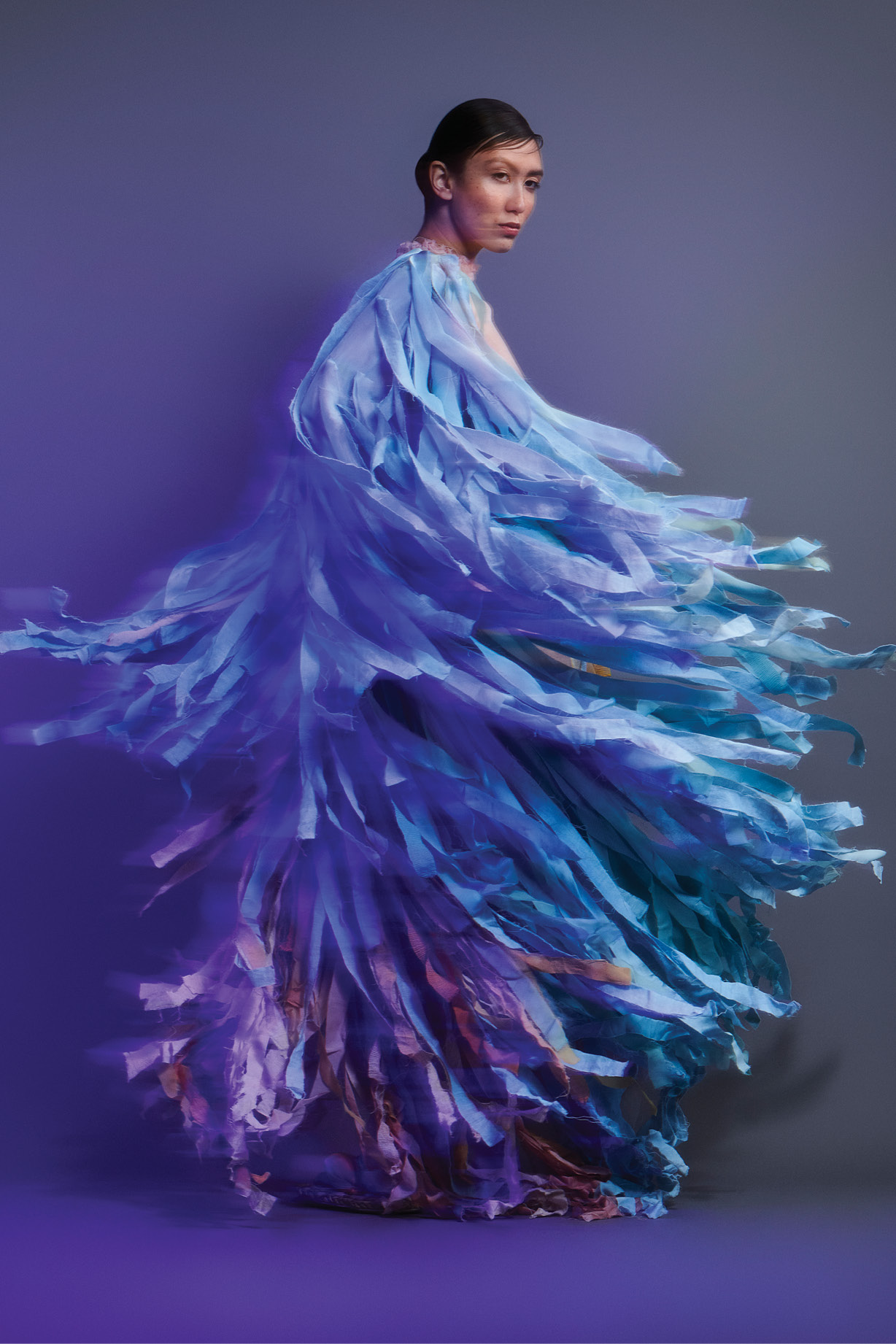 capa, vestido e colar.