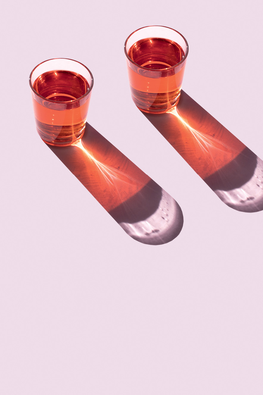 alcool na pandemia copos de bebida vermelha