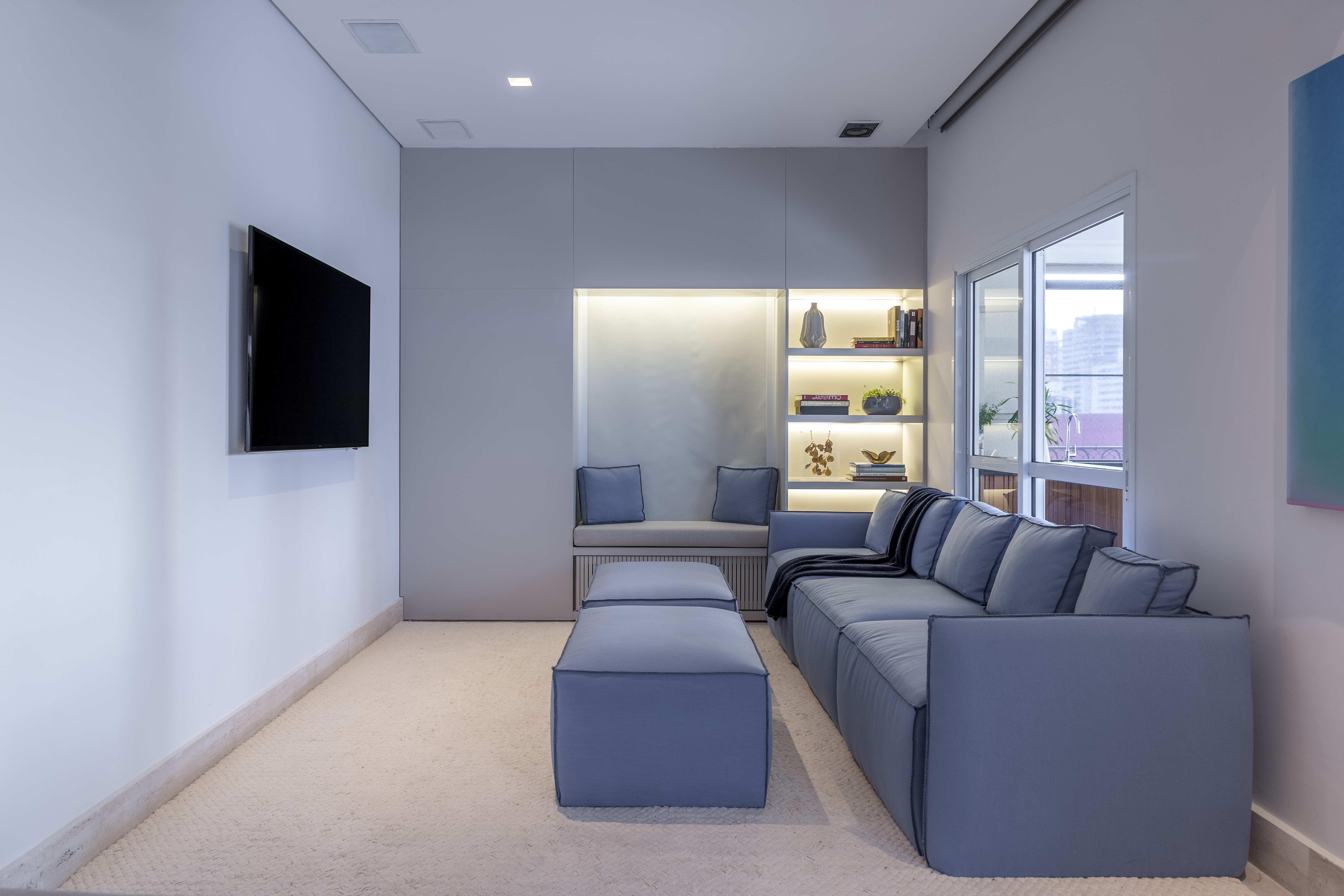 Sala de TV com sof&aacute; azul