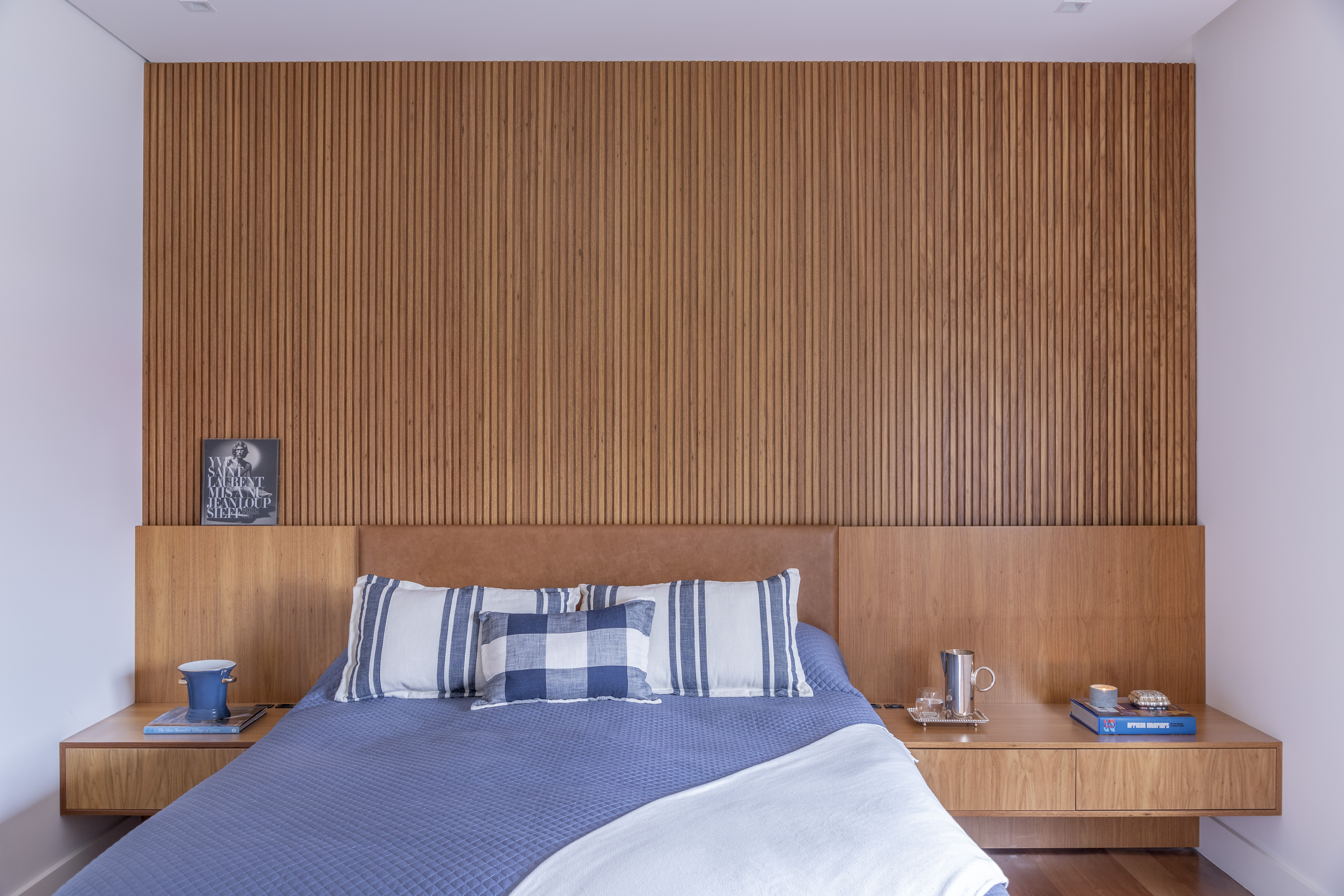 Quarto de casal com cabeceira de madeira