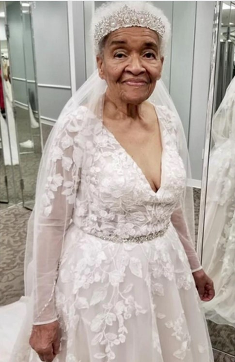 Uma senhora negra de 94 anos vestida de noiva.