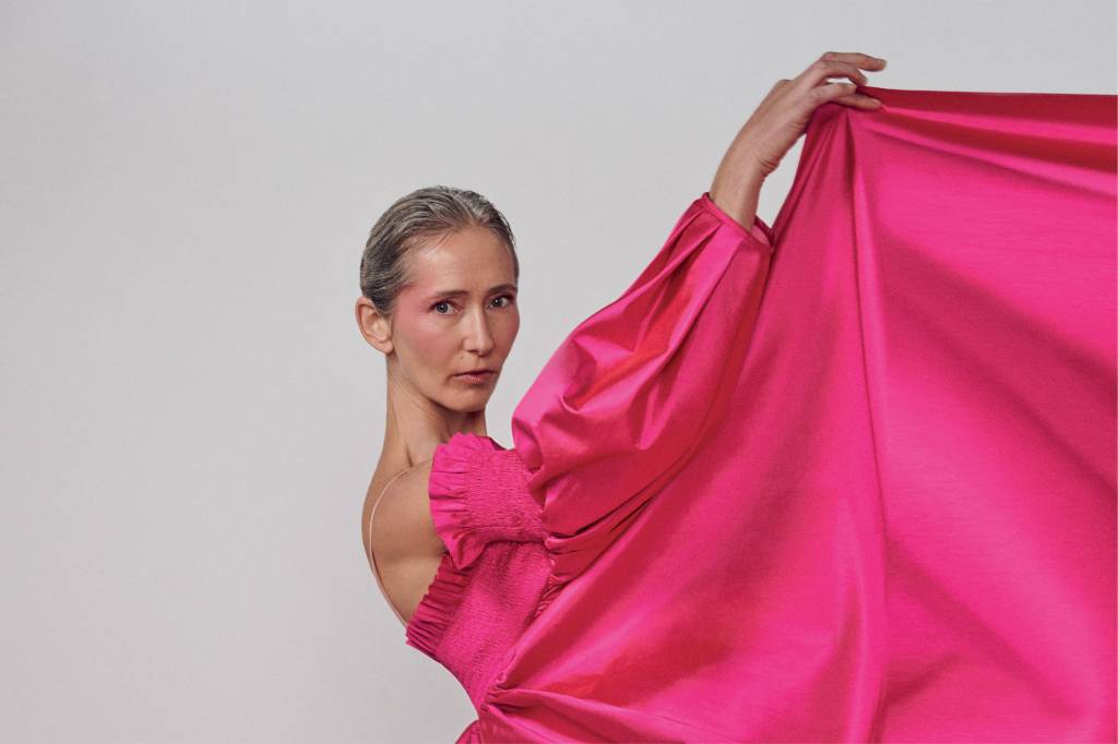 Rosa é a cor do momento na moda. Monocromático ou degradê: veja como usar