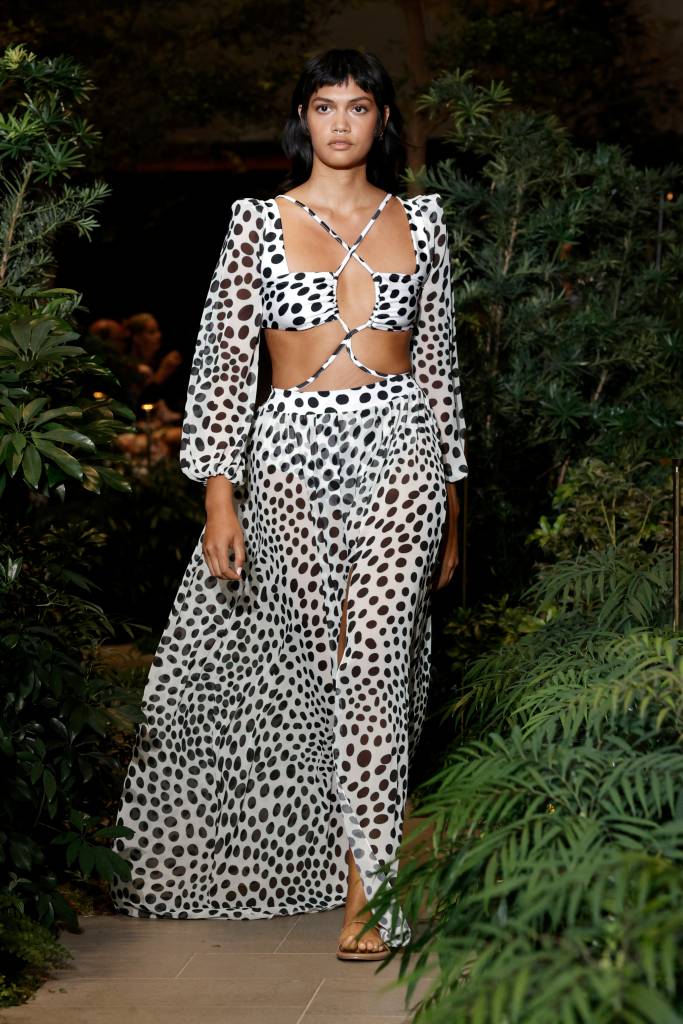 PatBO – Runway – September 2021 – New York Fashion Week: The Shows Modelo na passarela com vestilo longo estampado