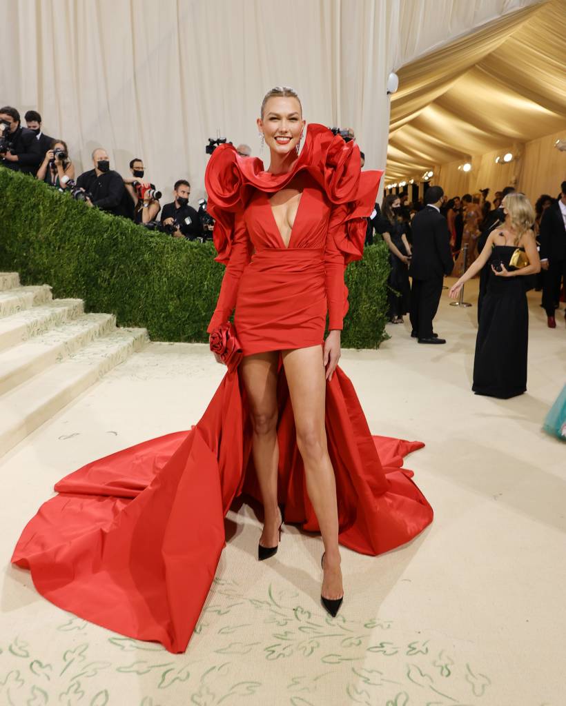 The 2021 Met Gala Celebrating In America: A Lexicon Of Fashion – Arrivals Look de vestido vermelho com calda no Met Gala 2021