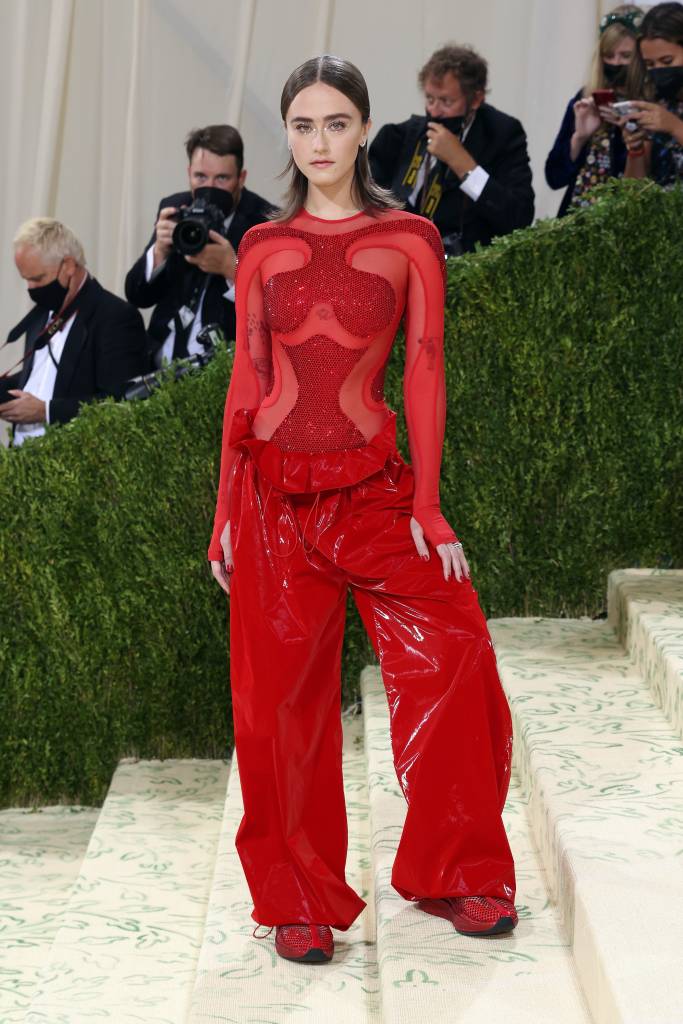 Look vermelho com calça e tênis no Met Gala 2021