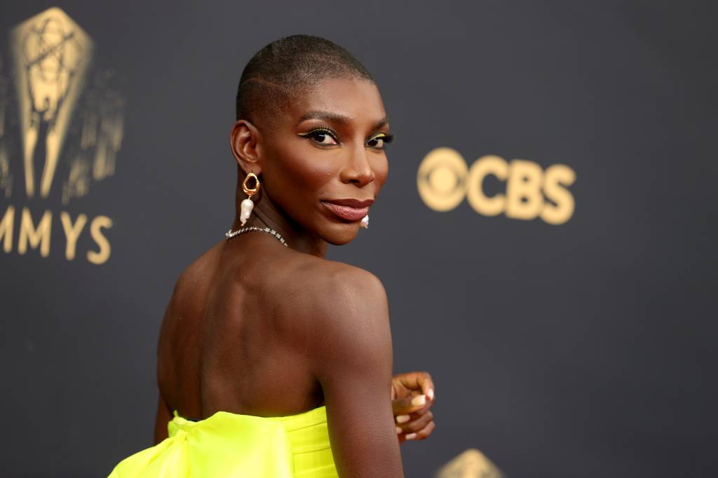 No Emmy, Michaela Coel dedica prêmio a sobreviventes de abuso sexual