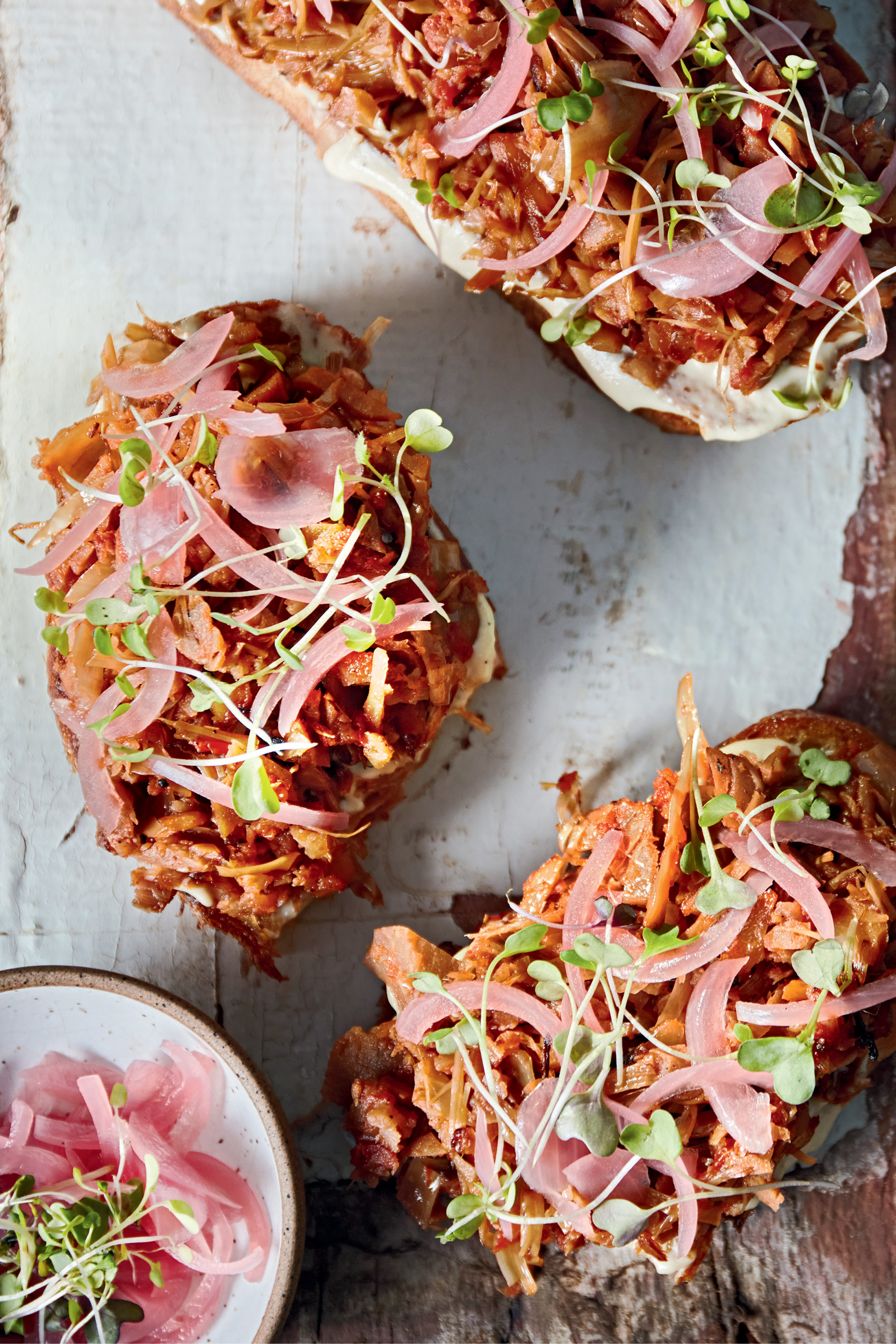Tostada de carne de jaca e maionese de castanha