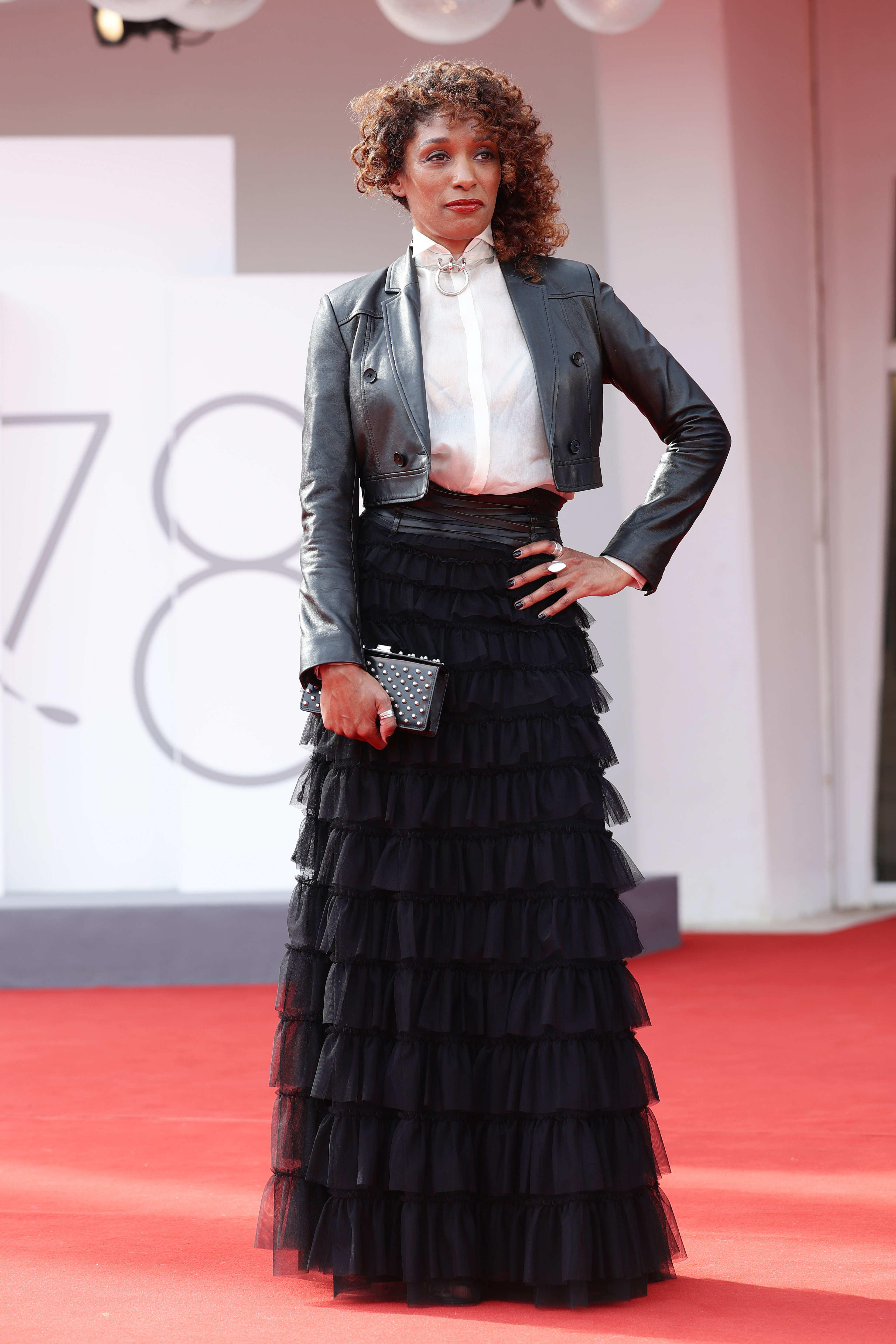 Look com jaqueta de couro e saia preta de babados