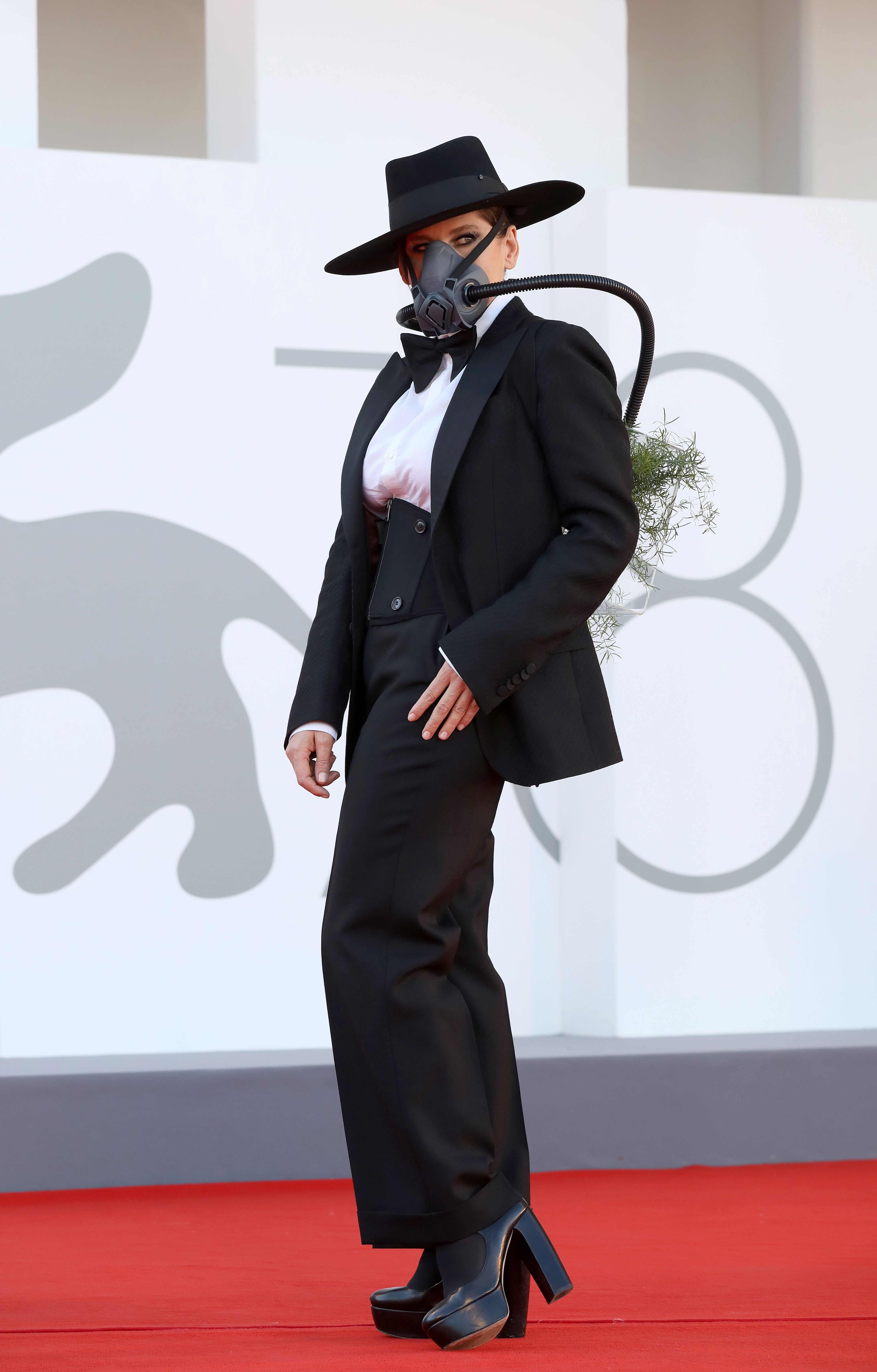 Barbara de palet&oacute; preto e m&aacute;scara de prote&ccedil;&atilde;o.