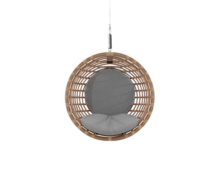 A poltrona Moon suspensa é de rottin natural com amarrações em junco natural e revestimento de jacquard. Preço sob consulta na Breton.