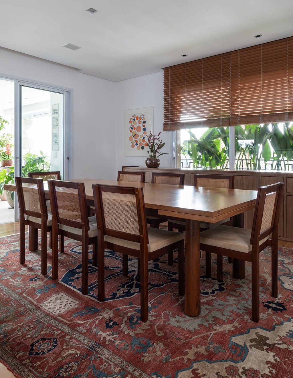 sala de jantar com mesa e cadeiras de madeira