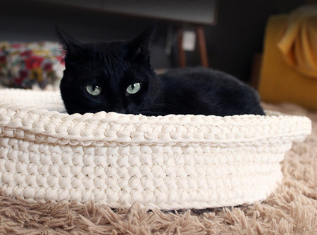 Esta cama para pets de crochê de malha (50 cm) sai por R$ 149,90 no site da Casa Hype Store.