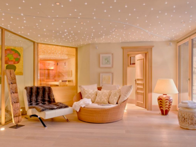 São sete quartos e oito banheiros totalmente adaptados para o frio suíço. Entre as comodidades, banheiras com hidromassagem e piscina aquecida com vista para a exuberante montanha <span>Matterhorn. </span> São sete quartos e oito banheiros totalmente adaptados para o frio suíço. Entre as comodidades, banheiras com hidromassagem e piscina aquecida com vista para a exuberante montanha <span>Matterhorn. </span>