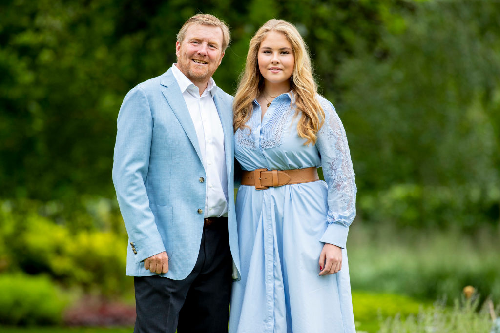 Rei Willem-Alexander ao lado da sua filha, a princesa Amalia