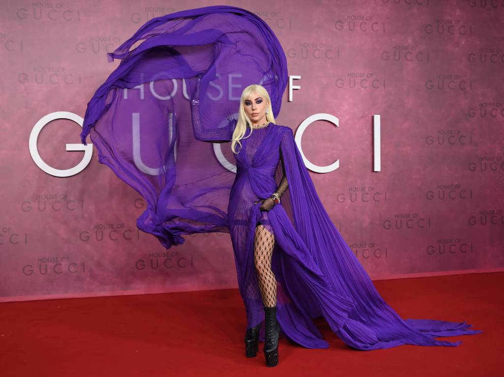 Lady Gaga usa vestido deslumbrante em estreia de House of Gucci