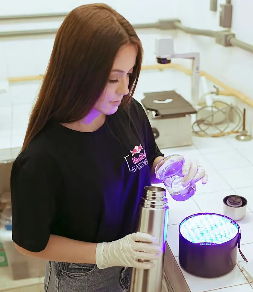 Brasileira cria garrafa que limpa água e vai para desafio mundial