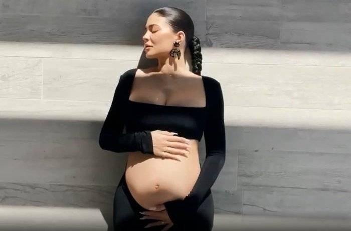 Além de Rihanna, veja quais famosas também serão mães em 2022