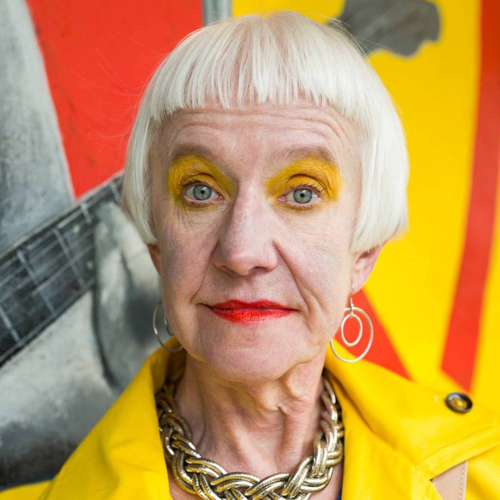 Fotógrafa faz retratos divertidos da mãe para ajudá-la com depressão