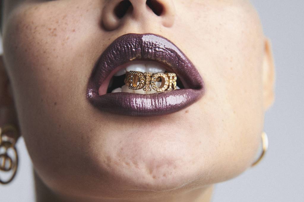 Em alta, a make metalizada traz alegria e sofisticação ao visual