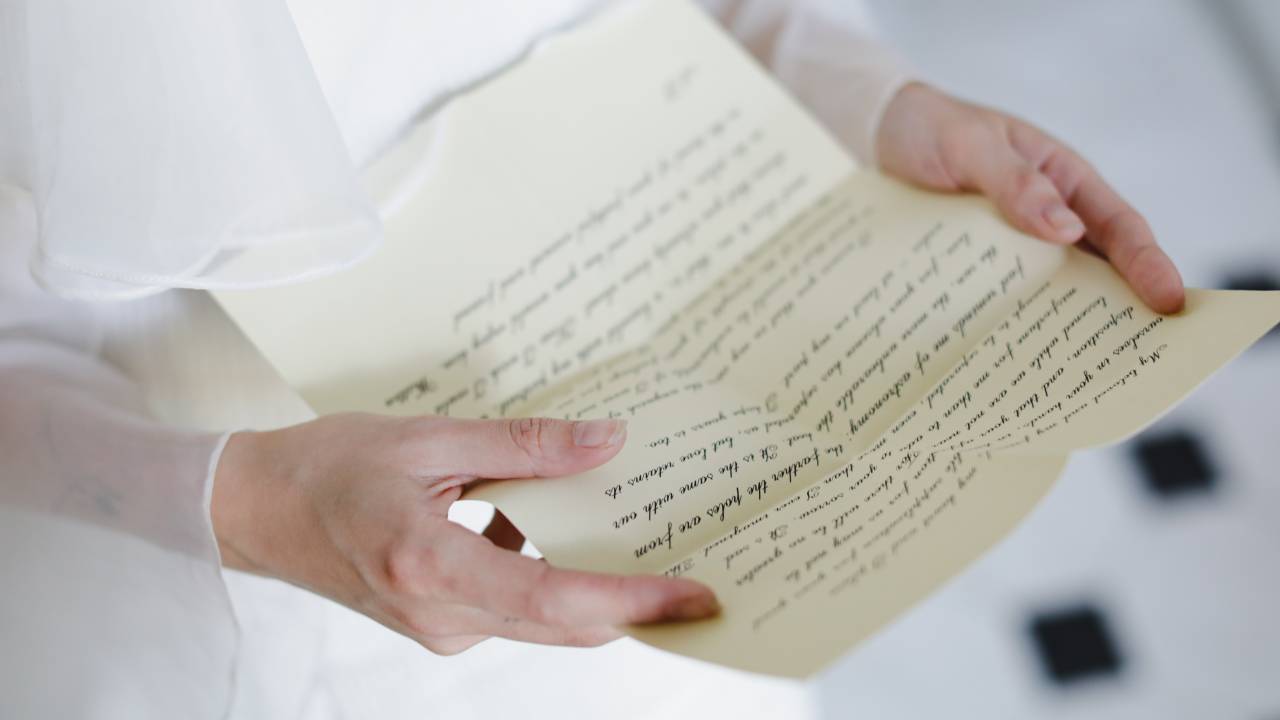 mulher com carta na mão