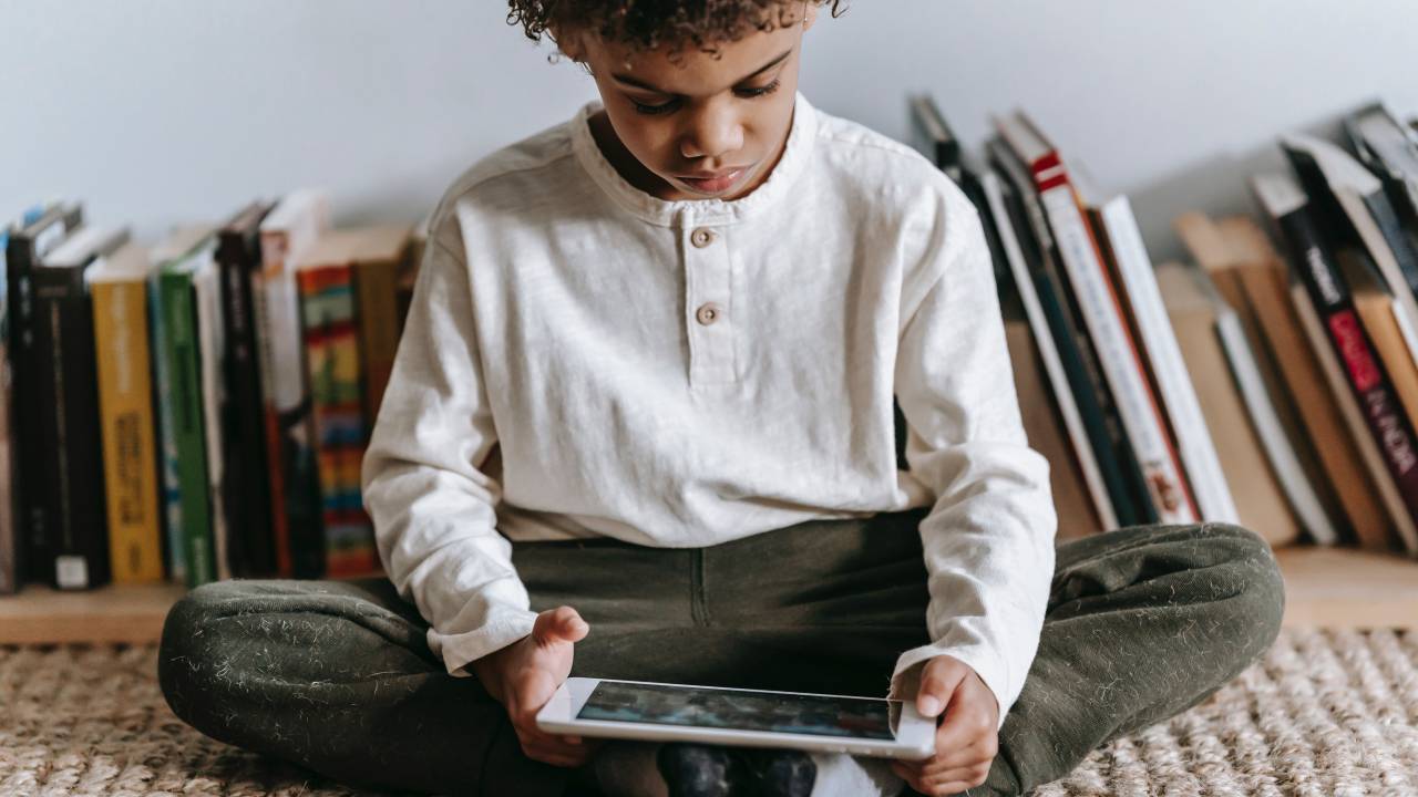 menino com tablet
