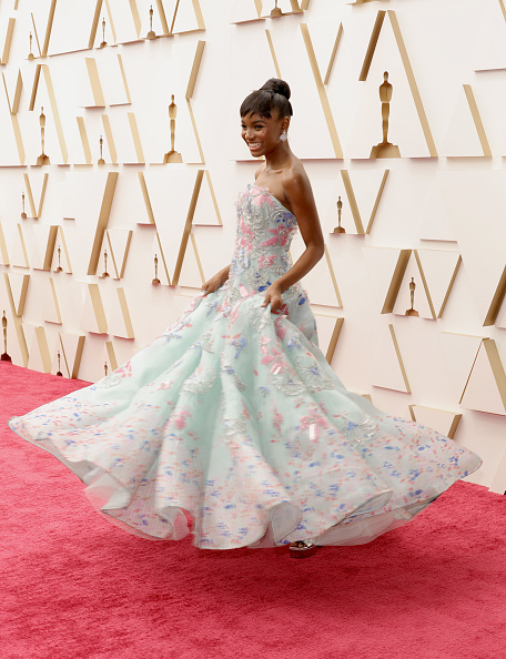 A atriz Saniyya Sidney com vestido azul claro com flores de Giorgio Armani.