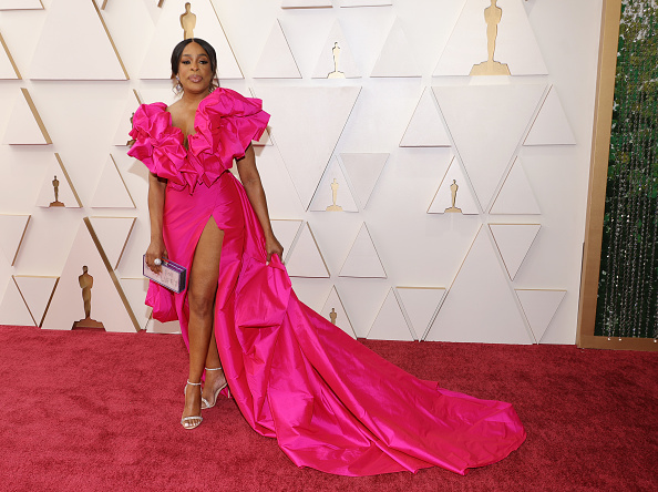 A atriz e humorista Niecy Nash com vestido pink com fenda profunda.