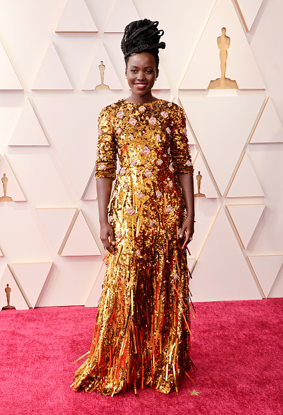 Lupita Nyong'o surgiu deslumbrante em longo dourado.