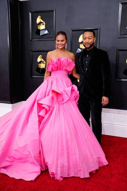 Chrissy Teigen elegeu um longo pink cheio de babados.