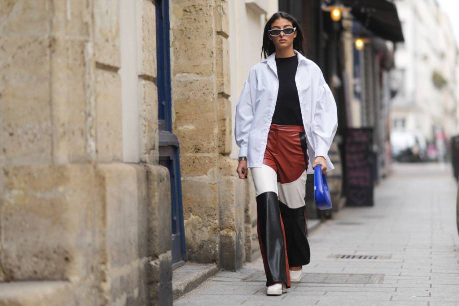 A camisa branca oversized cai bem com outras peças mais sequinhas para equilibrar a silhueta.