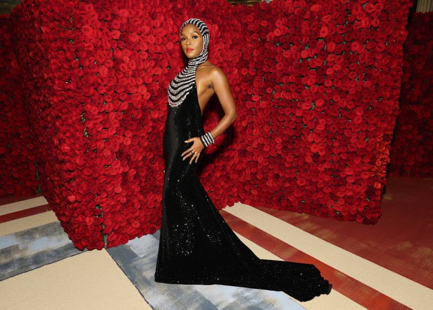 Janelle Monáe foi um dos destaques do tapete vermelho com look futurista da marca Ralph Lauren.