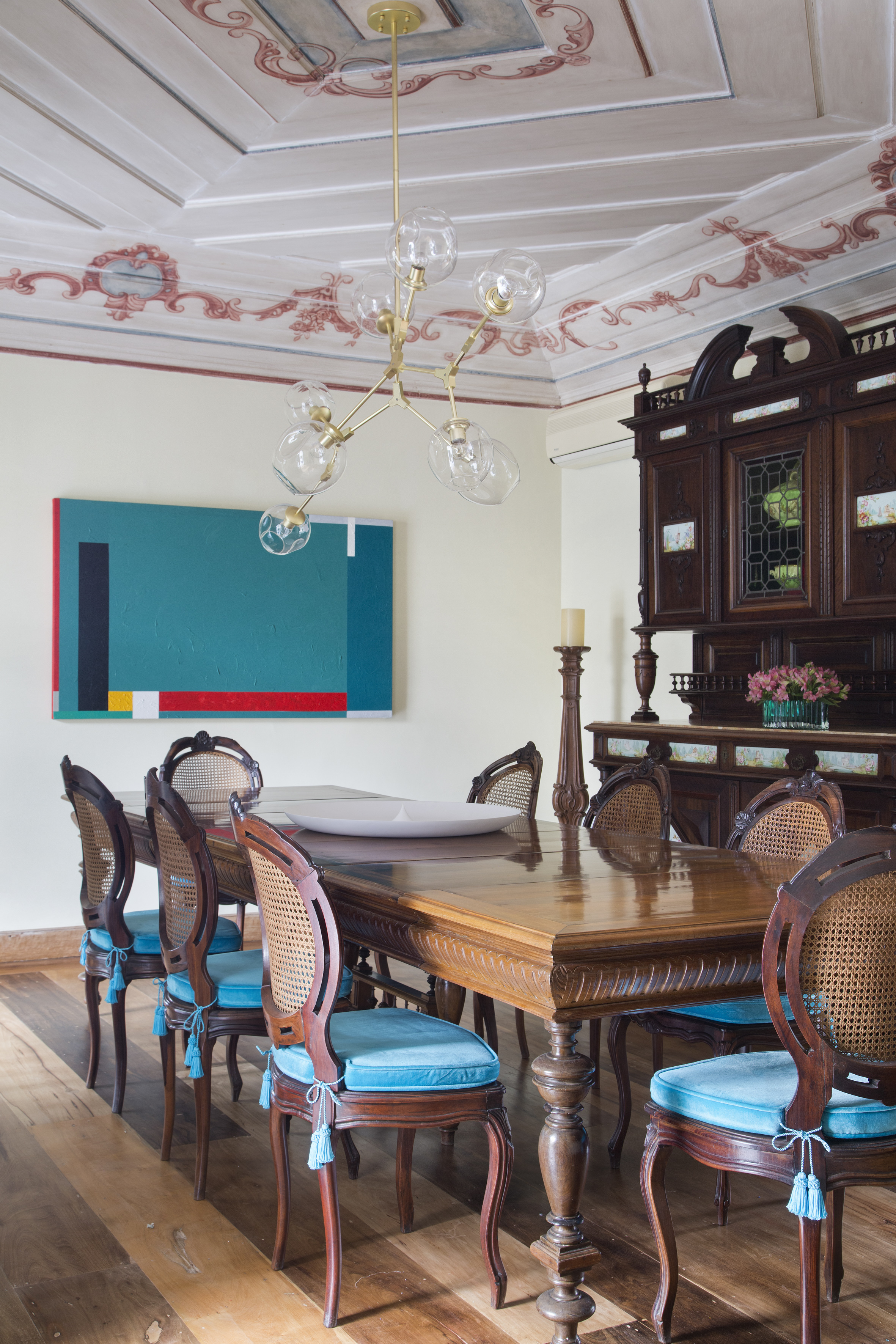 casa com m&oacute;veis cl&aacute;ssicos