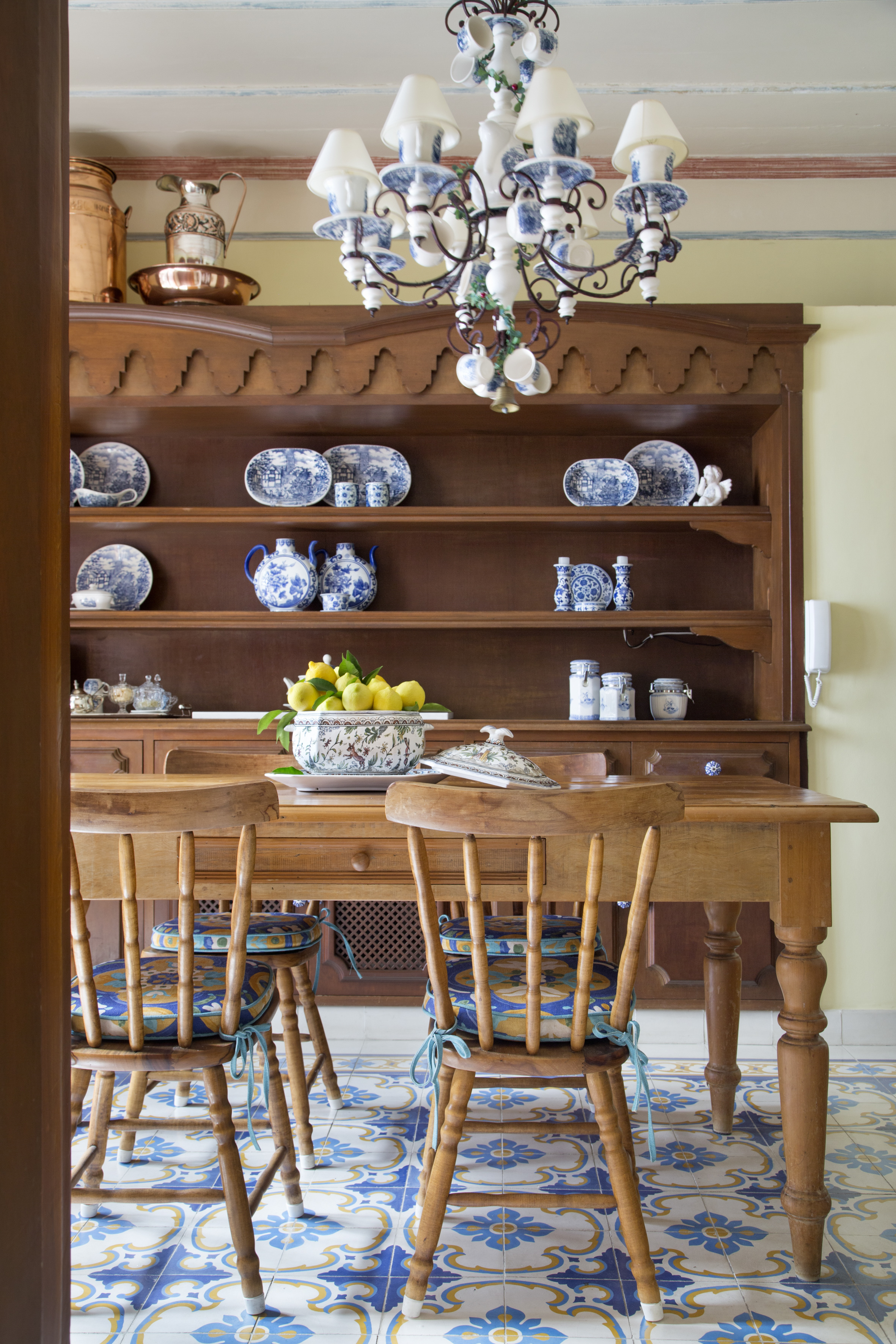 casa com m&oacute;veis cl&aacute;ssicos