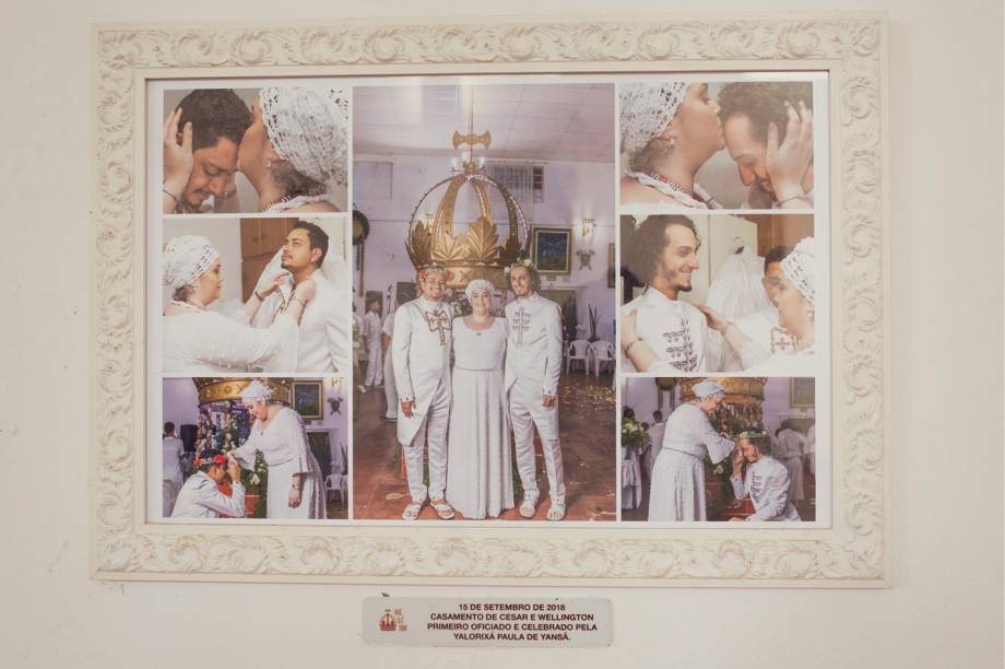 A cadeira com a tartaruga carrega a história da casa, sendo pertencente à Mãe Sylvia de Oxalá, antiga ialorixá da casa A cadeira com a tartaruga carrega a história da casa, sendo pertencente à Mãe Sylvia de Oxalá, antiga ialorixá da casa