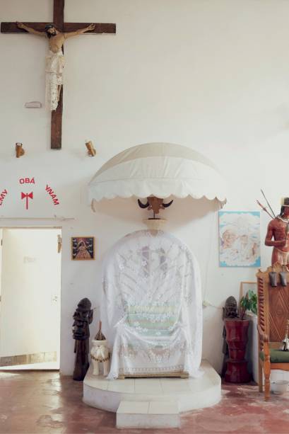 A cadeira com a tartaruga carrega a história da casa, sendo pertencente à Mãe Sylvia de Oxalá, antiga ialorixá da casa A cadeira com a tartaruga carrega a história da casa, sendo pertencente à Mãe Sylvia de Oxalá, antiga ialorixá da casa