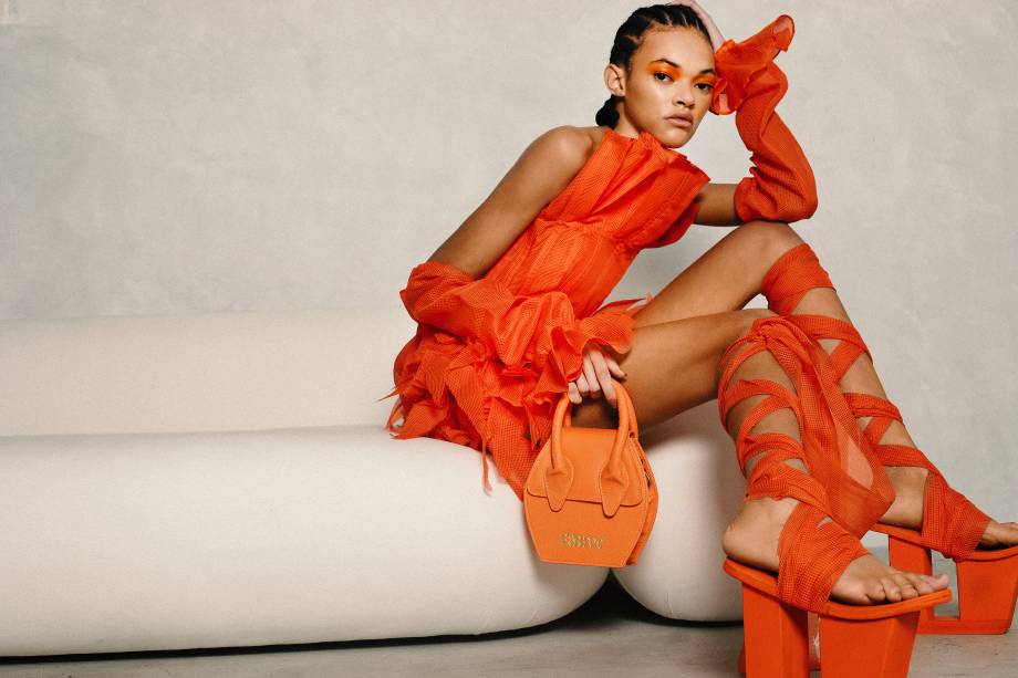 Peças coloridas estiveram presente no desfile Peças coloridas estiveram presente no desfile