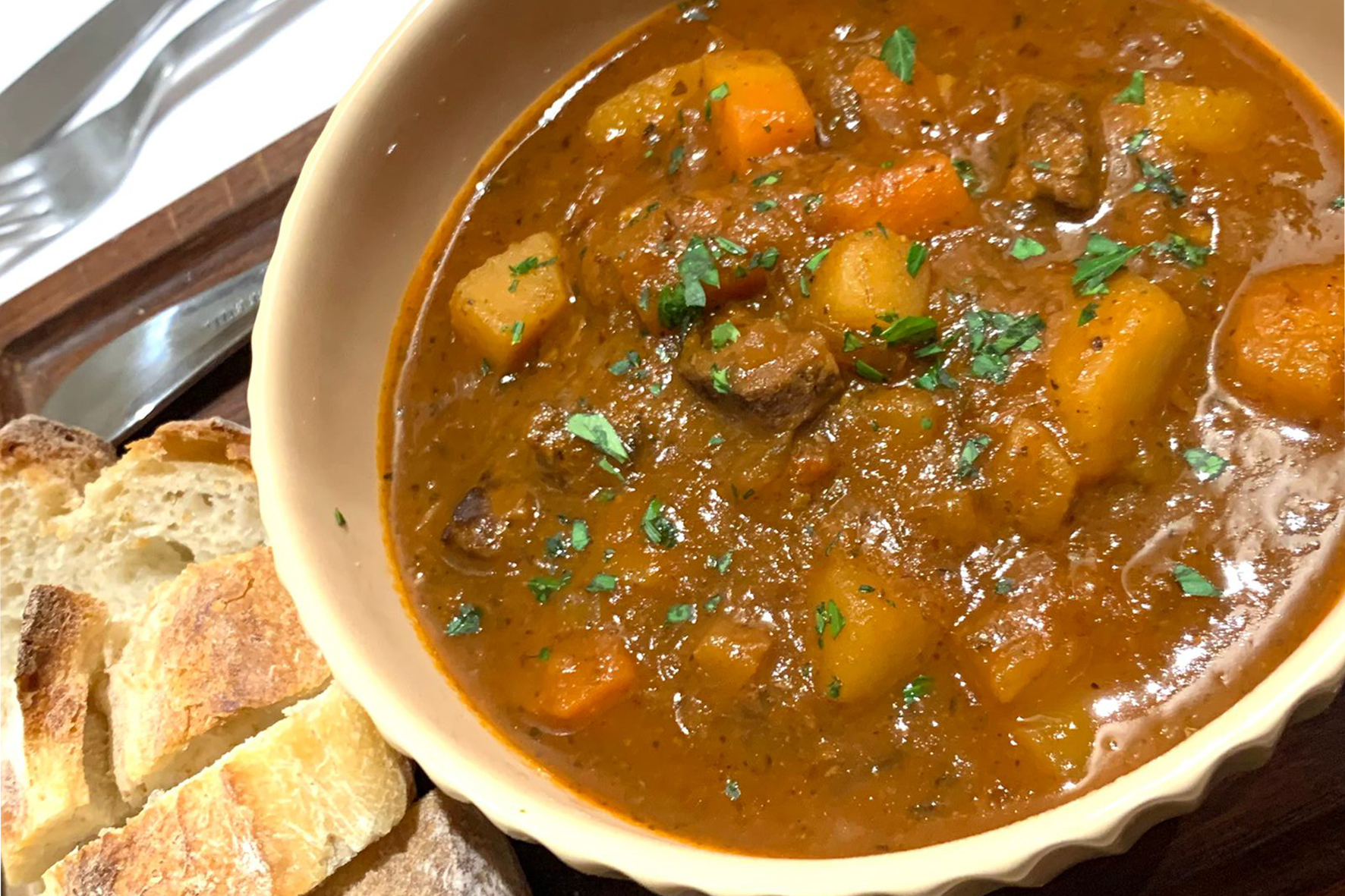 Gulaschsuppe, sopa do chef Tobias Lingui&ccedil;aria